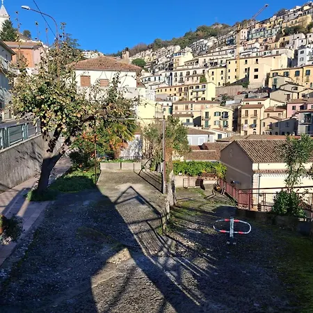 Giardino San Gerardo Maiella Vista Castello E Con Parcheggio Interno Privato E Gratuito Apartamento